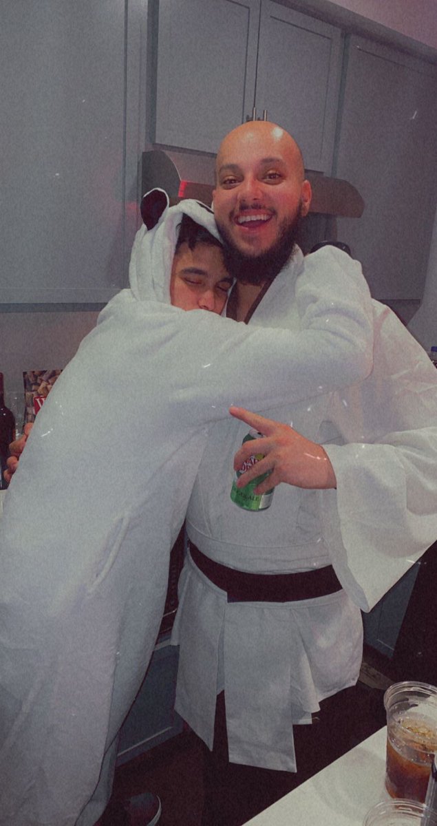 ayyyydaniel's tweet photo. Polar bears are really snuggly just sayin https://t.co/WllPfELgu6