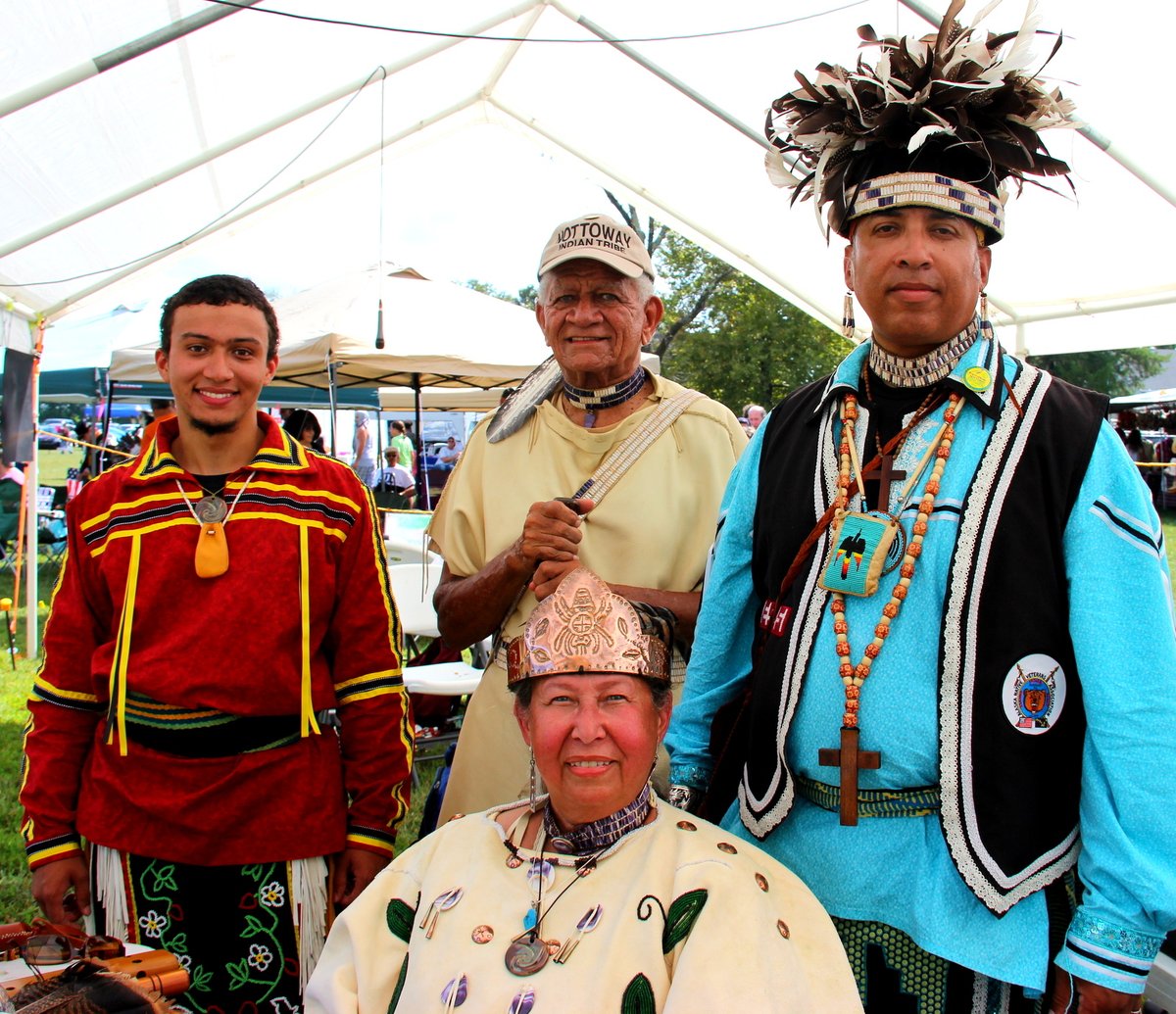 HAPPY NATIVE AMERICAN HERITAGE MONTH!In celebration, here is a thread of my favorite all-time photographs I've taken as a journalist and photographer. #HappyNativeAmericanHeritageMonth #NativeAmericanHeritageMonth  #Thread  #PhotoThreadPhotos by yours truly,  @VinceSchilling