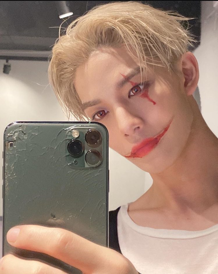 idolstruggles's tweet photo. help i was so busy looking at him i didn’t even notice the phone 💀 https://t.co/GYWbCEY5Pr