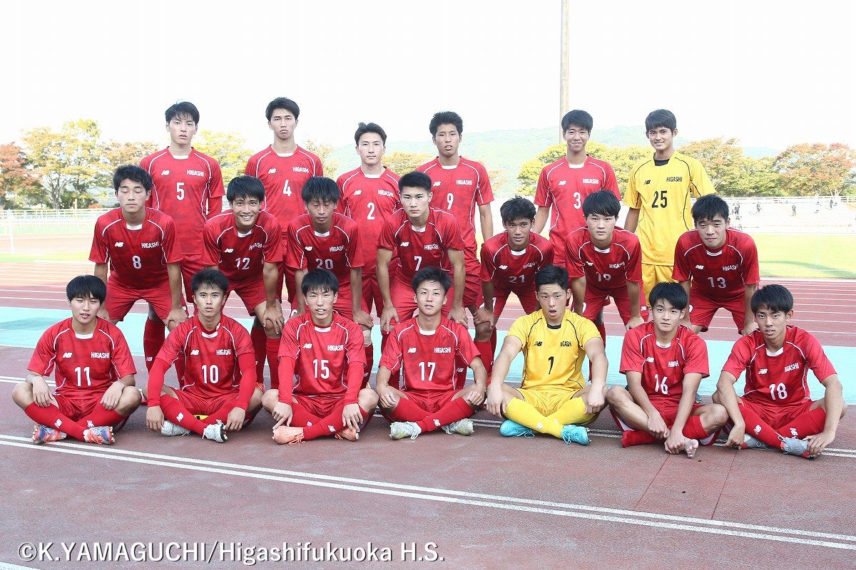 赤い彗星 東福岡高校サッカー 写真館 第99回高校サッカー選手権福岡大会 準々決勝 東福岡 誠修 試合終了後にこの試合の メンバーで集合写真を撮影 交代出場の渡邊将矢 センターバックは長身コンビ 187cmの野口明と1cmの左座佑真が組んだ 続き 赤い彗星 東福岡高校サッカー 写真館 第99回高校サッカー選手権福岡大会 準々決勝 東福岡 誠修 試合終了後にこの試合の メンバーで集合写真を撮影 交代出場の渡邊将矢 センターバックは長身コンビ 187cmの野口明と1cmの左座佑真が組んだ 続き