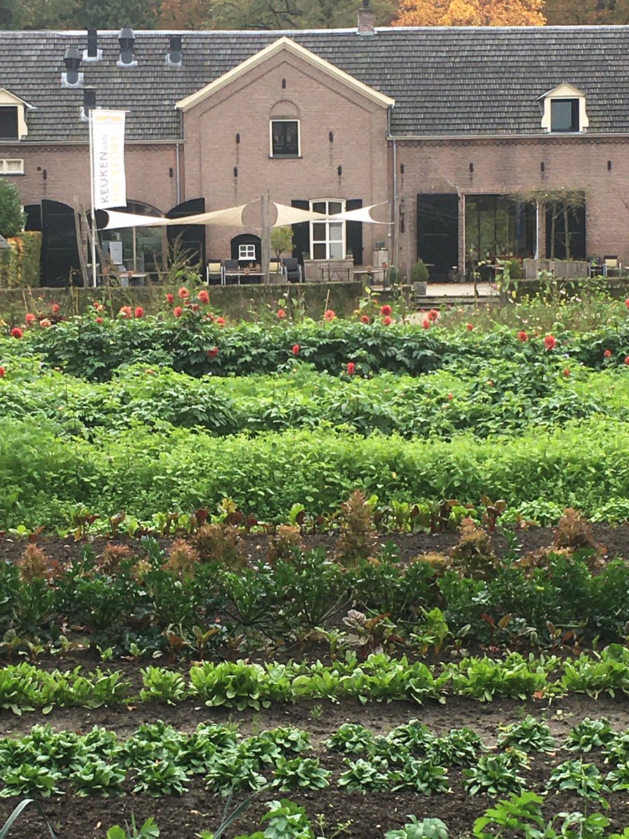 Ultrakorte keten! Op de voorgrond de prachtige moestuin van <a href="/HofvanHackfort/">De Hof van Hackfort</a> en op de achtergrond restaurant Keuken van Hackfort dat veel van de oogst verwerkt.