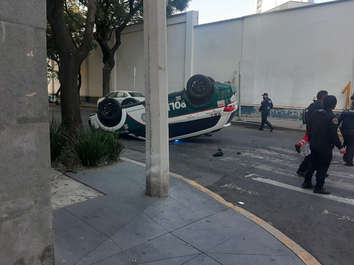 MrElDiablo8's tweet image. Así la volcadura de una patrulla de la @SSC_CDMX sobre Lago Como y Laguna de Términos, col. Granada. Sin lesionados de gravedad.