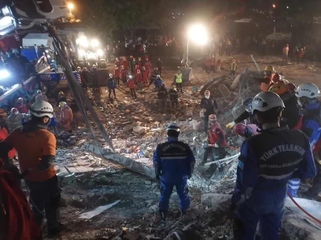 Gönüllü çalışma arkadaşlarımızdan oluşan Türk Telekom Arama Kurtarma Ekibimiz (TTAKE), İzmir’de de umut olmak için, AFAD ekipleriyle koordinasyon içinde arama kurtarma çalışmalarına katılıyor.