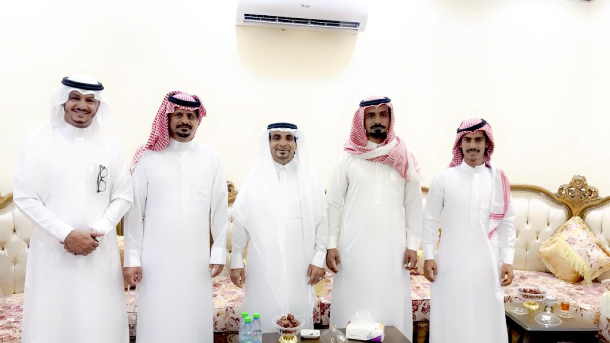 dywanitharb's tweet photo. الشيخ محمد سعد بزيع بن ربيق يهدي قعود
على الفحل ( عزام ) الباتلي للشاعر والمنشد وسيم جزاء هَلَال الحربي تقديرا له على قصيدته الجزلة في مجلس الشيخ حامد علي الحرقان https://t.co/m2uRvkoSUY