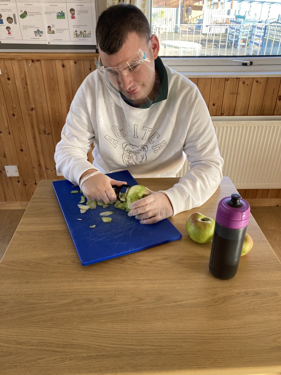 aagreenlight's tweet image. Greenlight catering trainees making apple tart for Halloween 🎃🧙‍♀️👩🏼‍🍳