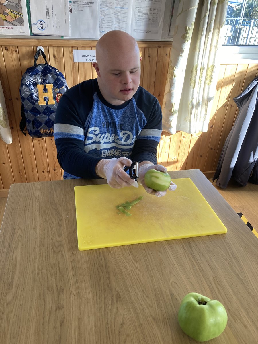 aagreenlight's tweet image. Greenlight catering trainees making apple tart for Halloween 🎃🧙‍♀️👩🏼‍🍳