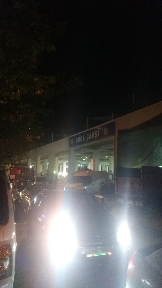 Buca'da pazar yerinin oraya ilerlemiyen bir trafik yapmışlar 😂