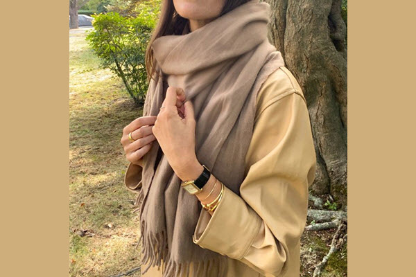 soniasache's tweet photo. #ScarfSunday
Although this wool monochrome oversized scarf ISN'T 'Wow, this is amazing'
I do appreciate its neutrality. Why?
One word: Versatility
One can pair it with almost any outfit https://t.co/mpwtBCkFkb