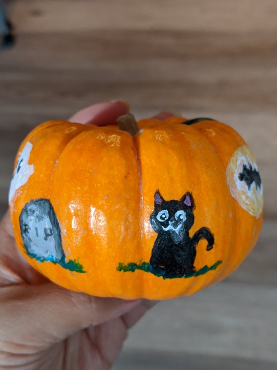 kushibuns's tweet photo. Painted pumpkins! That's my cat Loki hanging out in a haunted graveyard with a full moon. 🎃👻🙀🌕 https://t.co/IX2J6wW9v9