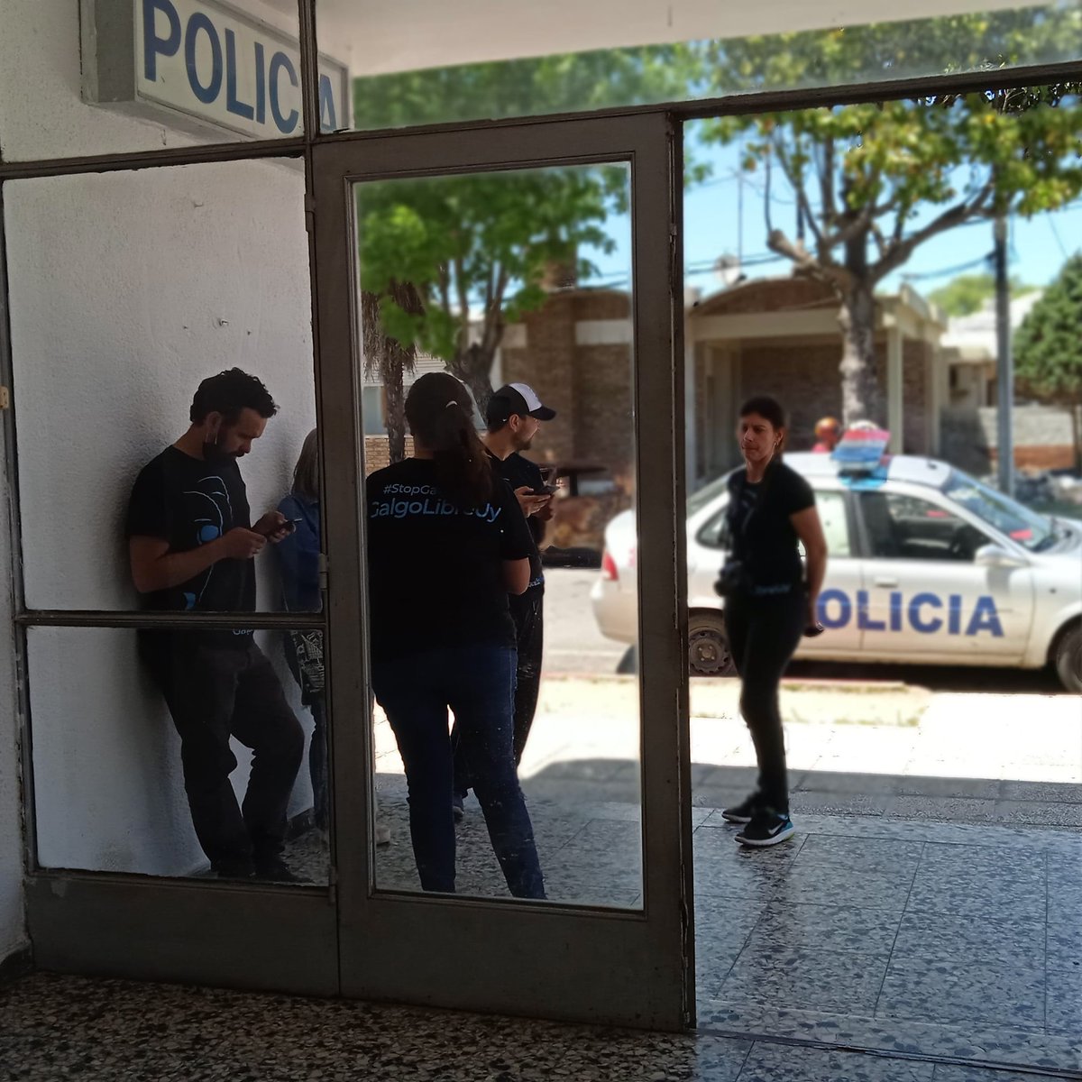 Rita_RodGon's tweet photo. Aguardamos apoyo policial  solicitado por la seccional con #urgencia!
Estamos en la seccional Nro 7 de San José - Libertad a la espera d confirmación d juzgado d faltas para actuar. 
Ya concurrimos al lugar donde más d 70 galgueros con decenas de galgos se encuentran reunidos https://t.co/l3mI3cpsLn