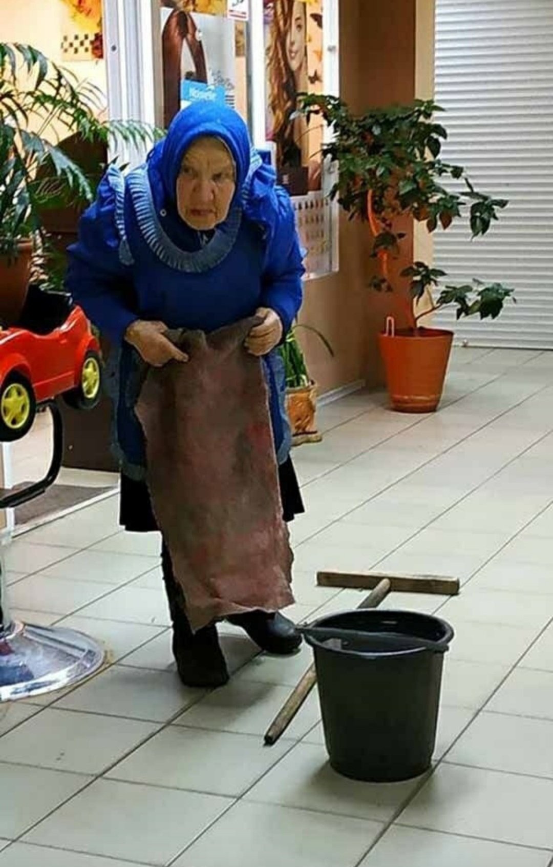 Старушка уборщица