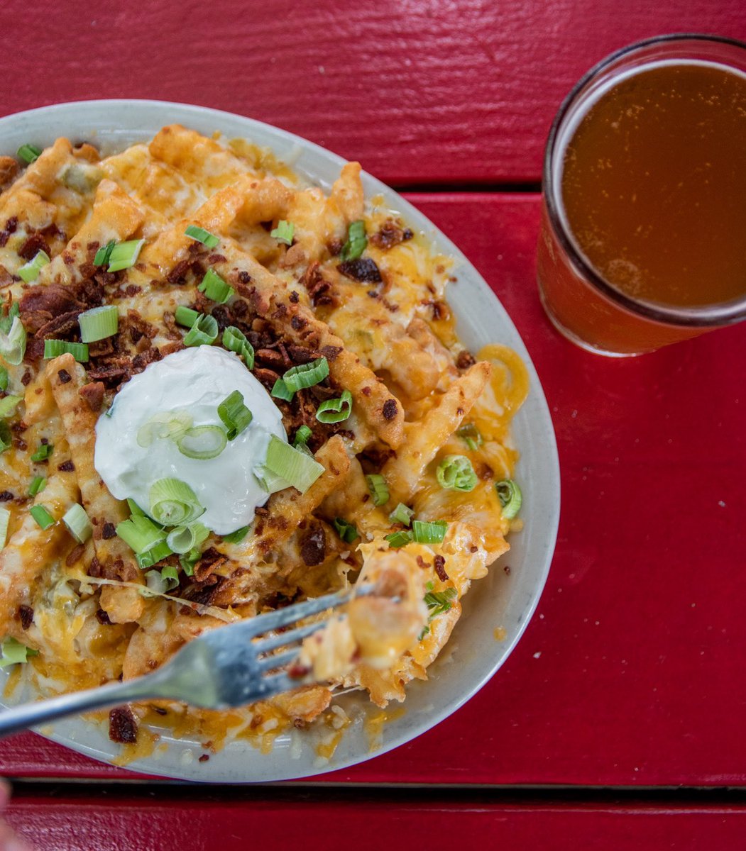 eatdrinkdocs's tweet photo. Cheese fries + Select drafts on special + Patio chillin’ = #SundayFunday — @dallascowboys game is at 7:20pm! https://t.co/kgMGxLr37t