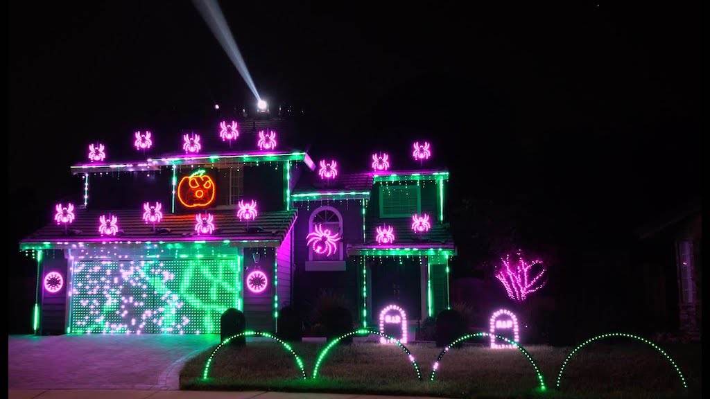 SpalekR's tweet photo. An Incredible Halloween Light Show With a Spooky Pumpkin Singing the Metallica Song ‘Enter Sandman’ https://t.co/Sb7JrMLHkE https://t.co/WKNuDNUkJq