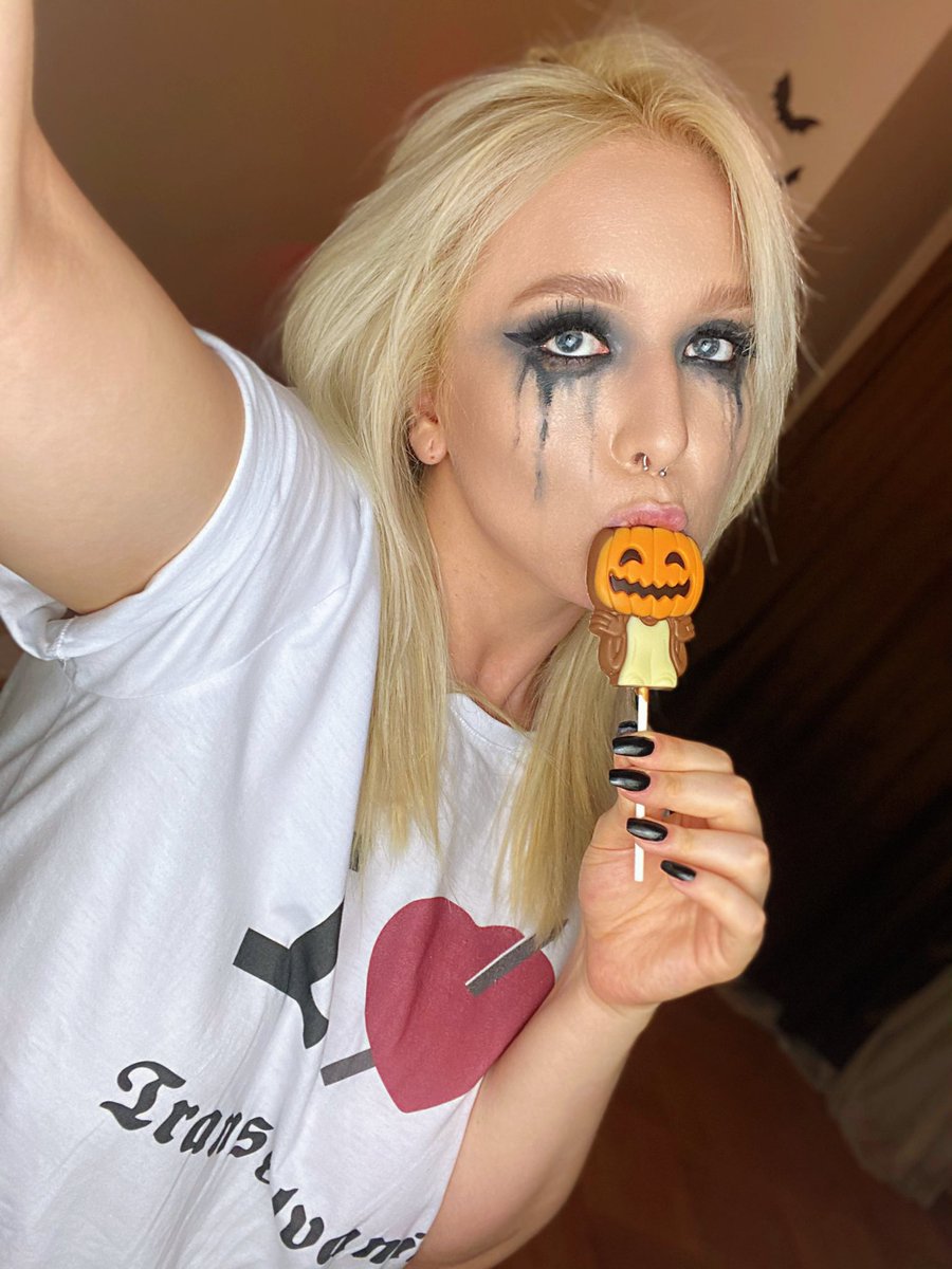 VeraJarv's tweet photo. Thank you so much for that great Halloween, guys! You are made my favorite day of the year much better! Hope you all have a great Sunday 💋🖤🦇🕯
#halloween #halloween2020   #pumpkin #light #transylvania #blondie #livejasmin #livestream #dead #mayhem #deadmayhem #blackmetal https://t.co/L47F0nMyPe