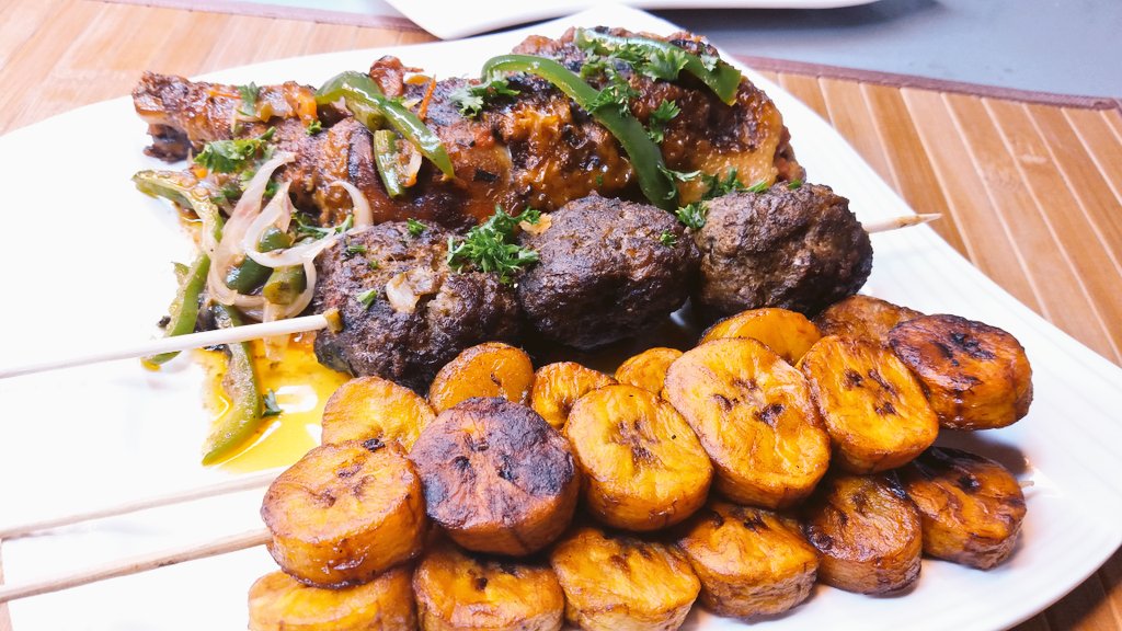 RustickR's tweet photo. mix poulet/boulettes
#RustickHome
#Yaoundé
#Cameroun https://t.co/X6VWPeipAR