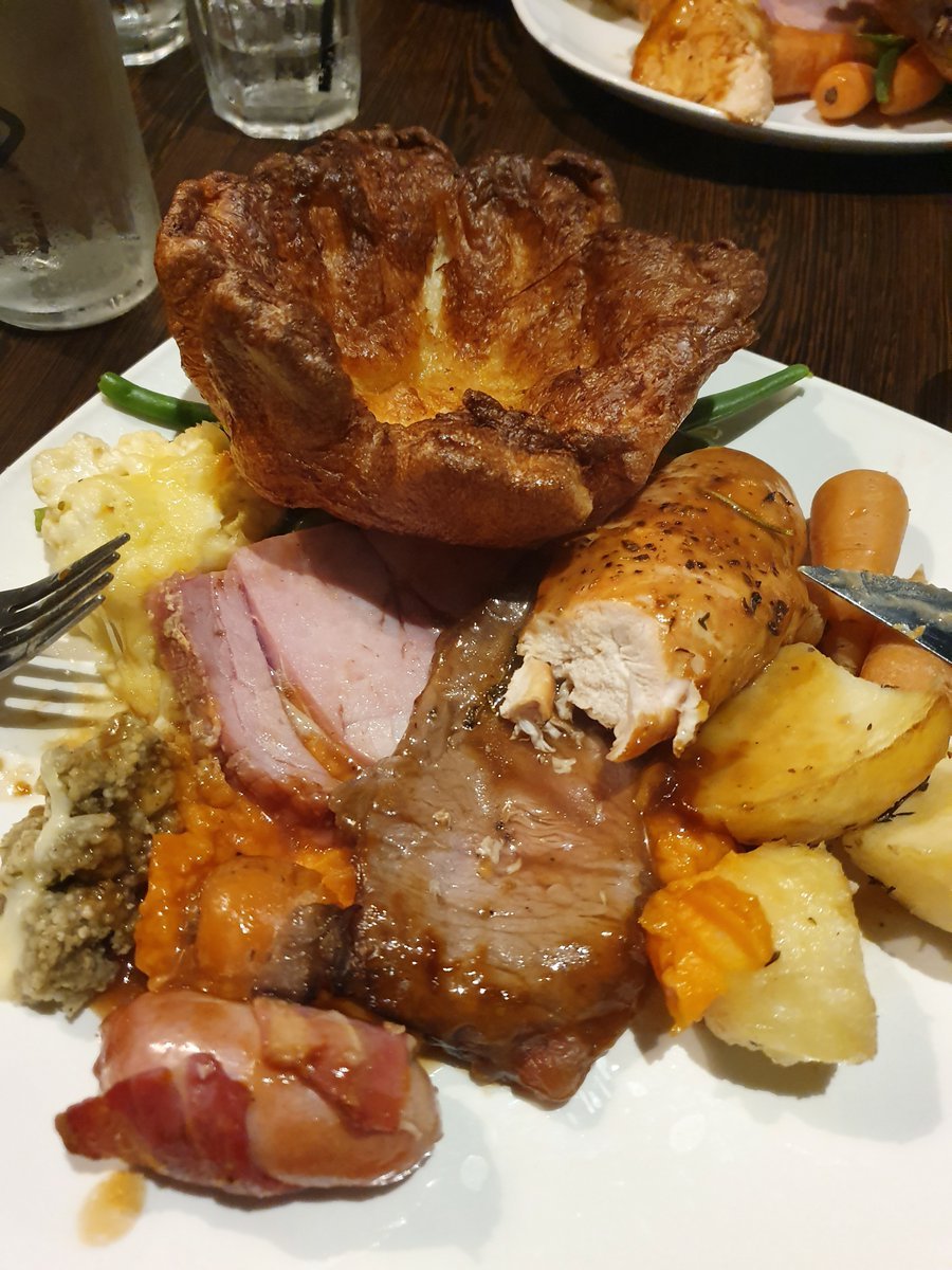 Going to try and support as many local restaurants as I can before lockdown.
How about this roast from Firepit Rawtenstall. Beef, chicken &amp; ham. Great selection of vegetables, cauli cheese, stuffing, Yorkshire AND a pig in blanket ❤