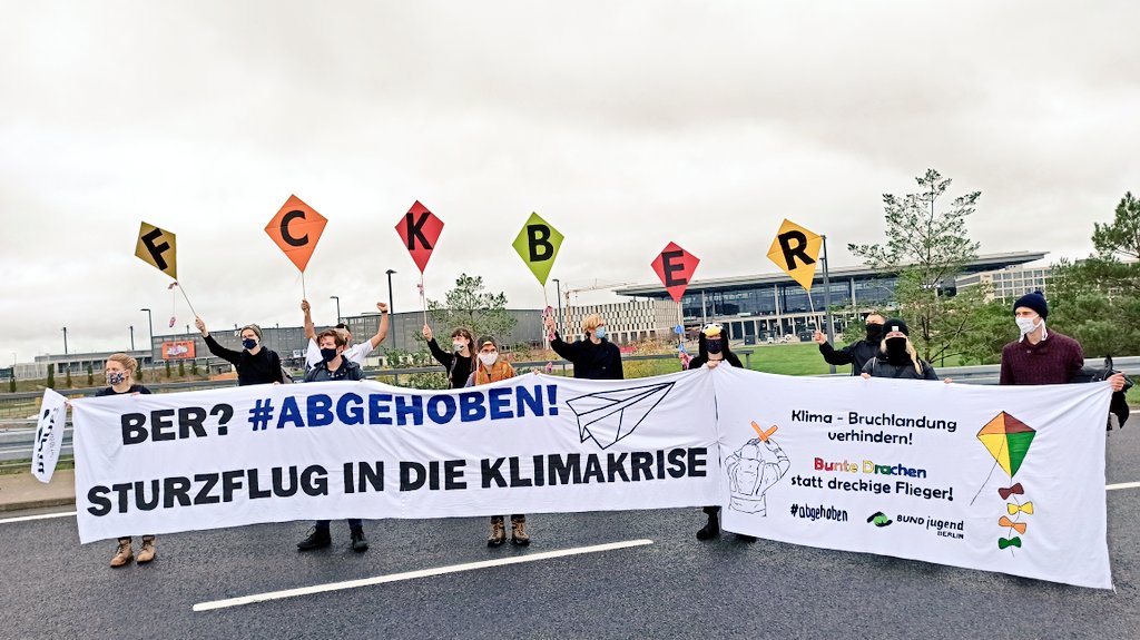 fff_htwberlin's tweet photo. Gestern zur BER Eröffnung demonstriert... weil es ein Schritt in Richtung Klimakrise ist. Wir werden weiter eine Verkehrswende fordern... bis gehandelt wird. #abgehoben #ambodenbleiben https://t.co/i3EAhq0t5o