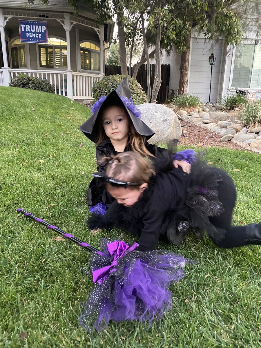 jaycerrrr's tweet photo. When moms trying to get a cute picture of you and your sister but little sis isn’t having it and your over it🤣 https://t.co/4xnSufmBM7