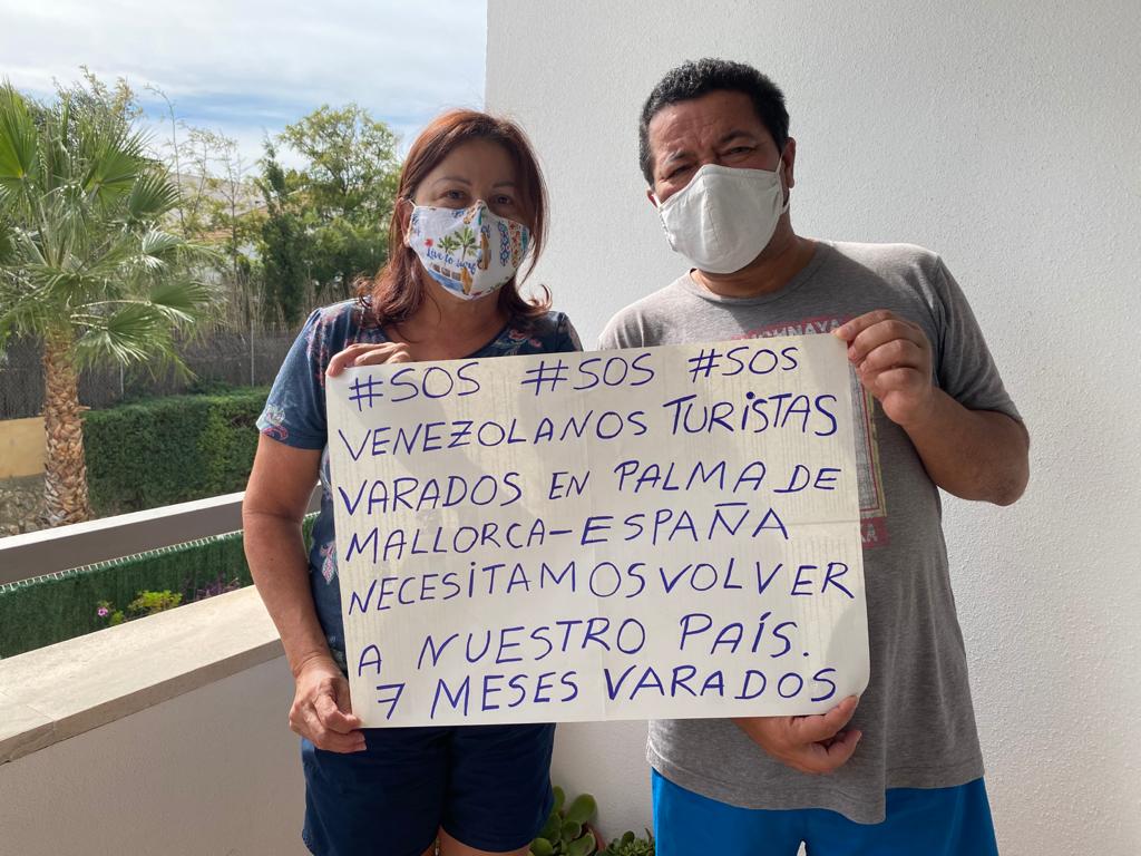 venezuela_migra's tweet photo. #VenezuelaMigrante "Estamos desesperados por regresar ya", insiste Mirtha. Junto con su esposo, están viviendo en casa de su hija en Mallorca. Se quedaron sin recursos. Viajaron con una agenda clara: acudir al cumpleaños y bautizo de su nieto. Ya tiene siete meses en España🇪🇸 https://t.co/39mCCwzPIp