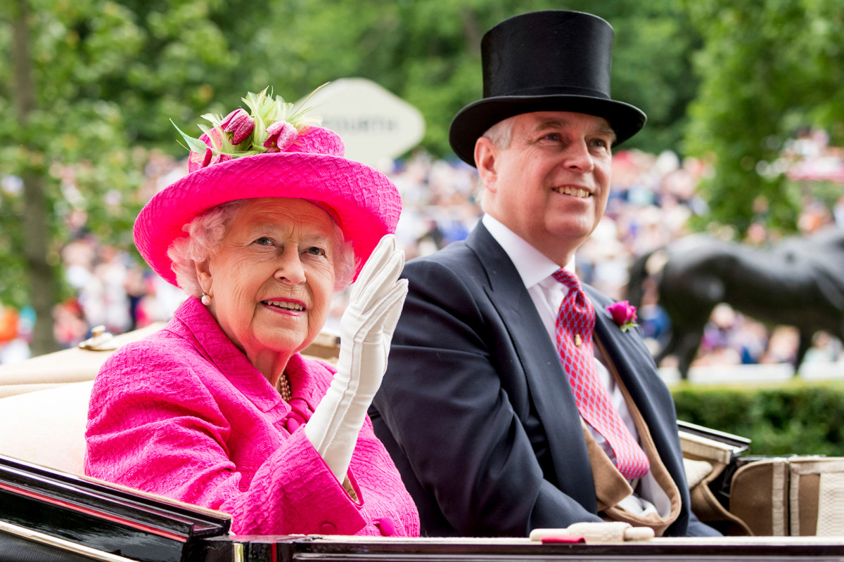 Prince Andrew allegedly plotting royal comeback after secret meeting with the Queen trib.al/1VaCywl