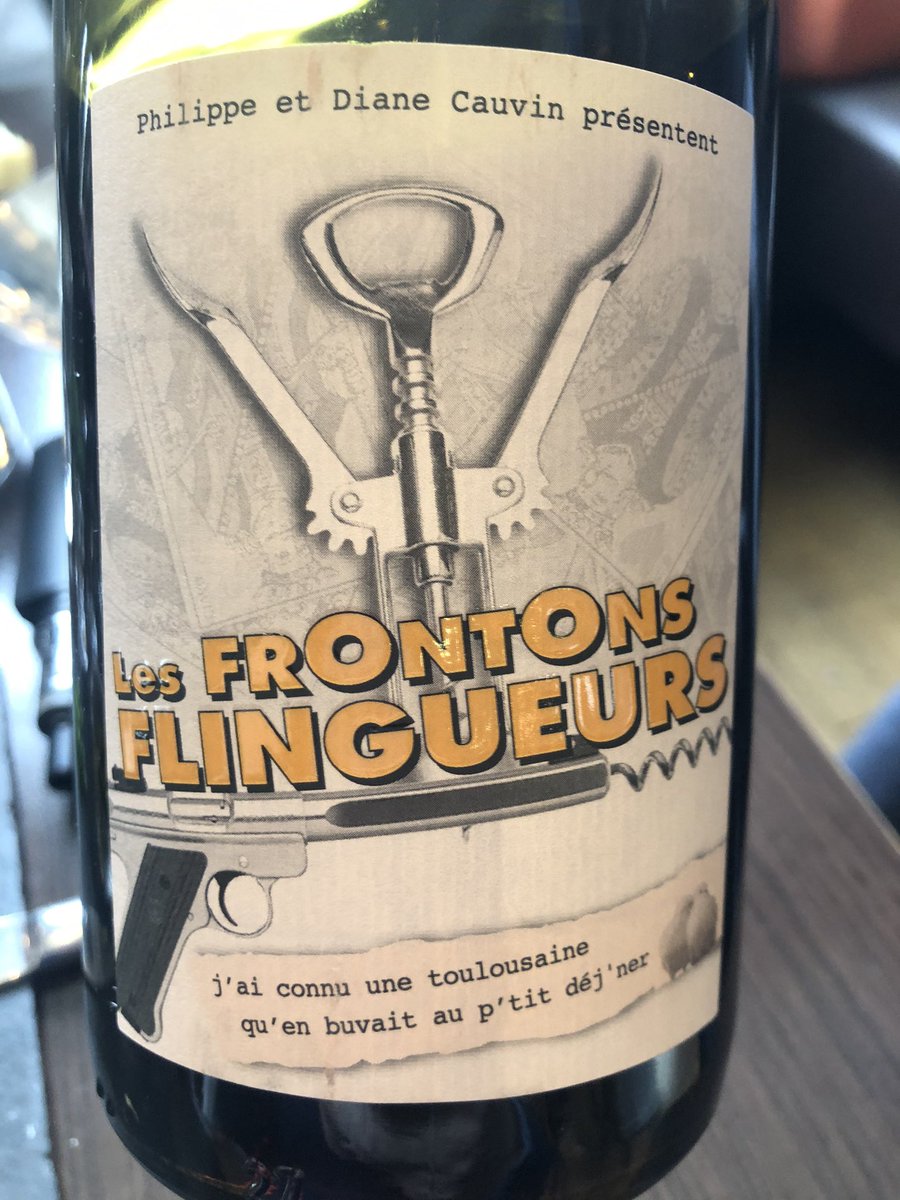 PhilippeToinard's tweet photo. Confinement : on va déjà commencer par ça avec @apioucaroline Fronton Cuvée Les Frontons Flingueurs du Château La Colombière
#redwine #wine #vin #fronton #winelover #millesime #cuvee #lacolombiere #vinrouge #aop #cepage #negrette #bio #ab #biodynamie #onvadejacommencerparca https://t.co/zET4VdrYaY