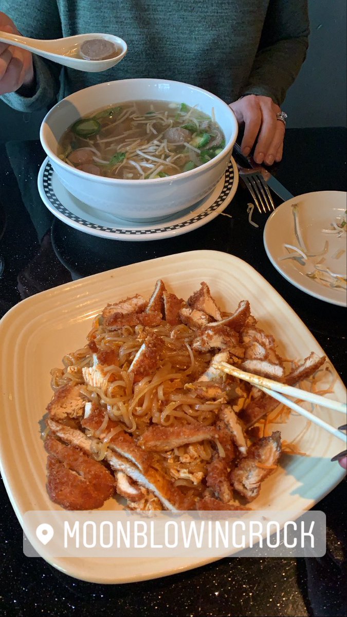 _brookebyrd's tweet photo. who’s who? Lunch date today at Moon🤎 @leigh_byrd https://t.co/6eE4OWTdus