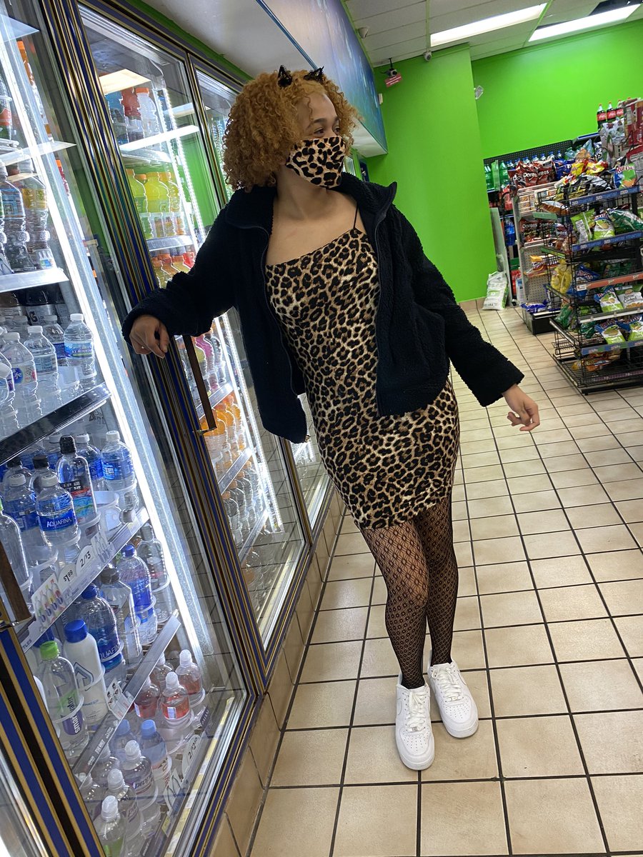 syd_kidd77's tweet photo. tiz the spooky season 😼🖤 https://t.co/MMaiNjupni