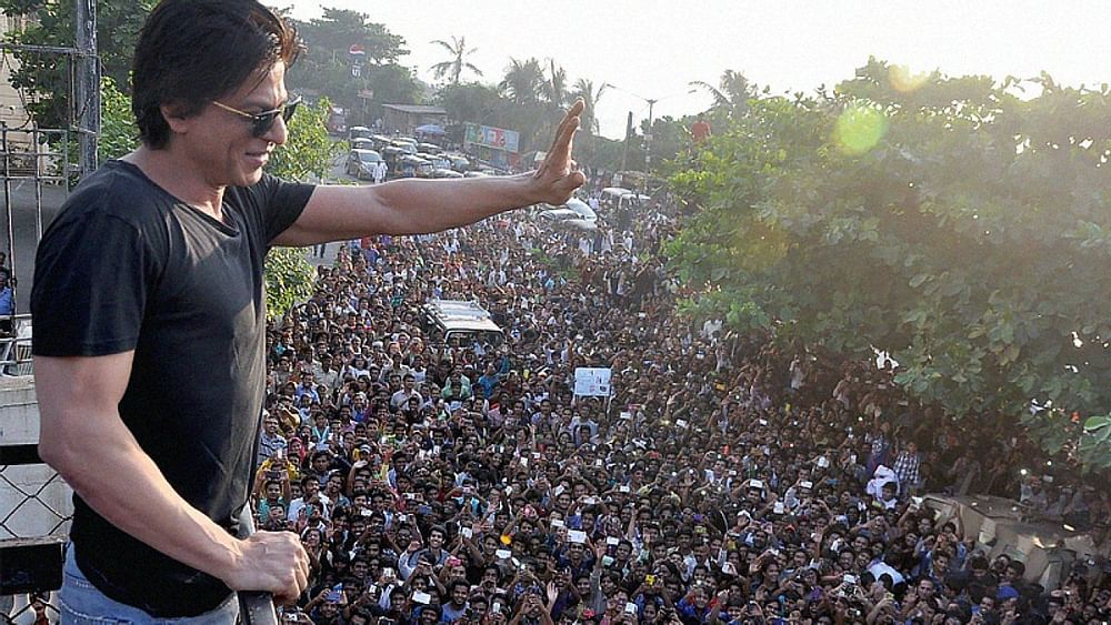 imfrkkhan's tweet photo. @iamsrk  Asks Fans to Not Gather Outside Mannat for His Birthday

Actor Shah Rukh Khan tells fans to express their love for him safely from a distance this year. #HappyBirthdaySRK  #SRK55 @gaurikhan @RedChilliesEnt @pooja_dadlani @SRKUniverse @Maishaan @FilmyYash @iFarhan555 https://t.co/GmnF5LYFBC