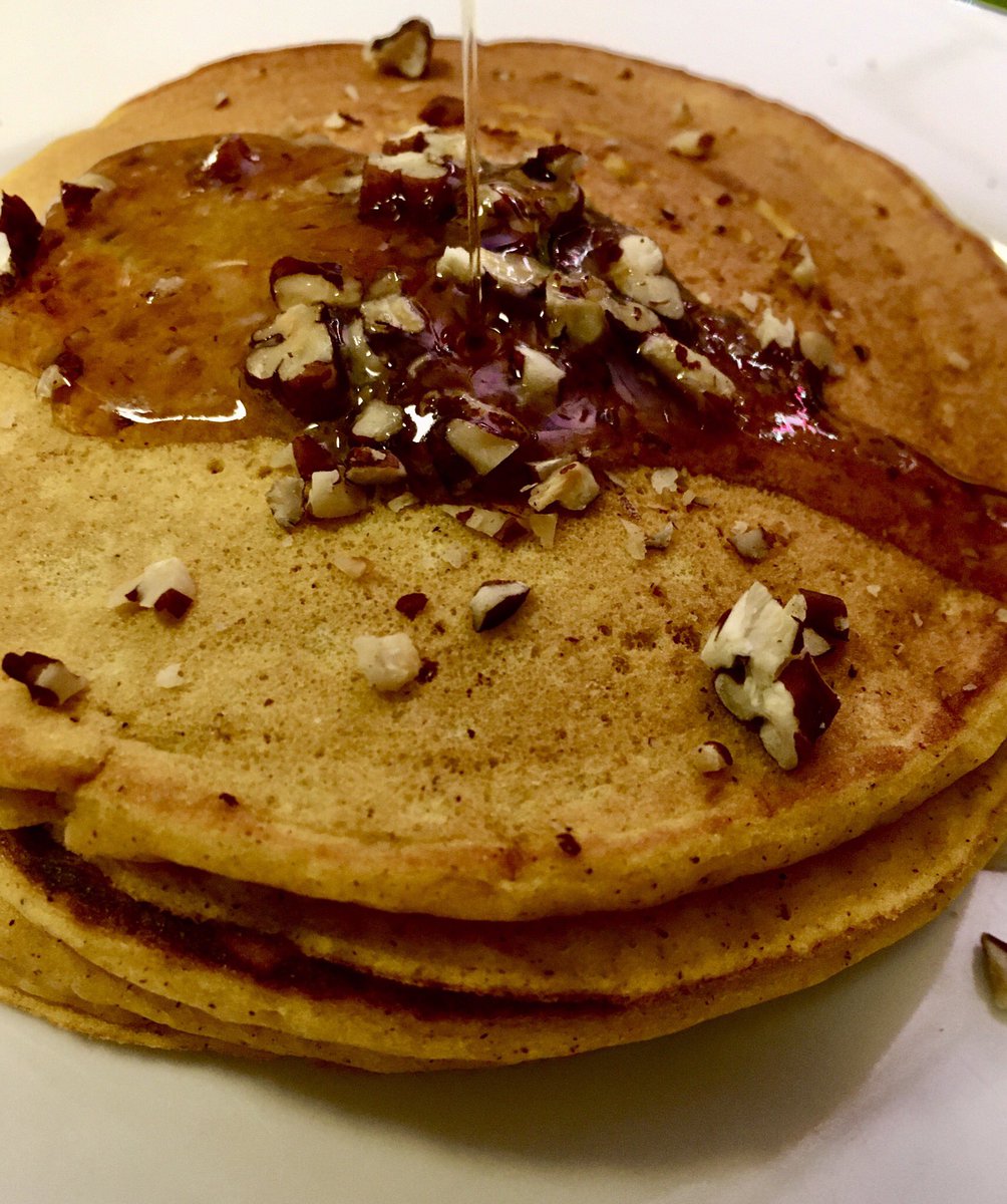 gat0gateaux's tweet photo. Sometimes you just need to be a basic bitch and make some pumpkin pancakes 🎃🥞 #TwitterCooks https://t.co/p5Z0akk2ZF