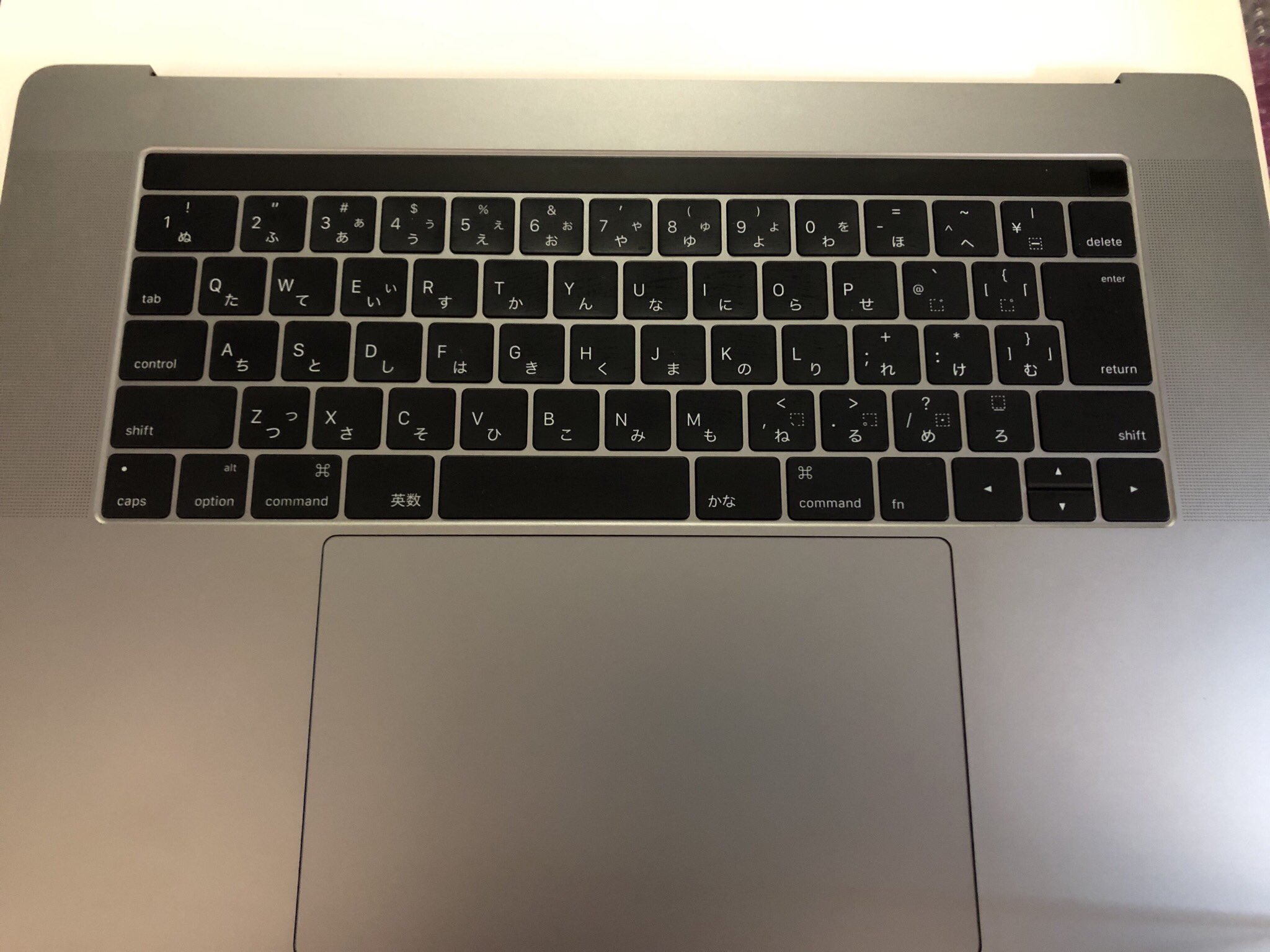 Pc修理廃人 Auf Twitter バラバラのmacbook Pro 15 16水没品の修理成功 液晶はなく電源も起動途中で切れる状態 分解すると腐食が多数あり特にtouch Barのコネクタが酷いことに 処理をしたところ無事に起動 ちょうどtouch Barが点灯し始めるところで電源が 切れてい