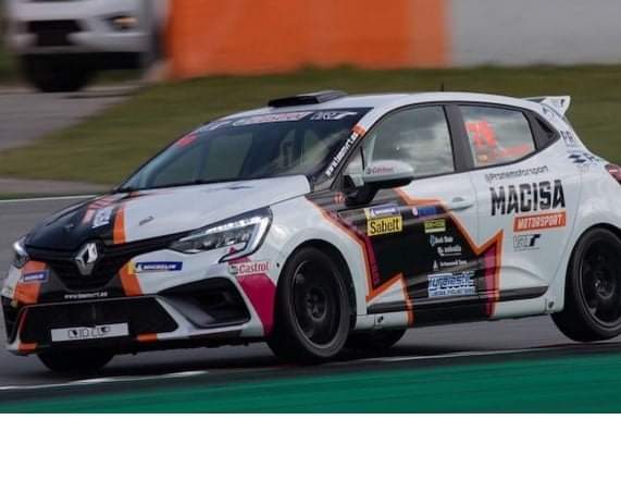 Impresionante Javier Cicuendez ganando la Carrera 2 de la #ClioCupSpain en el Circuito de Motorland Aragón!!! Categoría Gentleman. 
Perfecto fin de semana con 2 victorias!
#MotorLand <a href="/MacisaMotor/">MacisaMotorsport</a> <a href="/tyrelastic/">Tyrelastic</a> <a href="/PRoneMotorsport/">Project One Motorsport</a> <a href="/SockData/">SOCK DATA</a> #SegurosArtamendiSanz #Solvalia