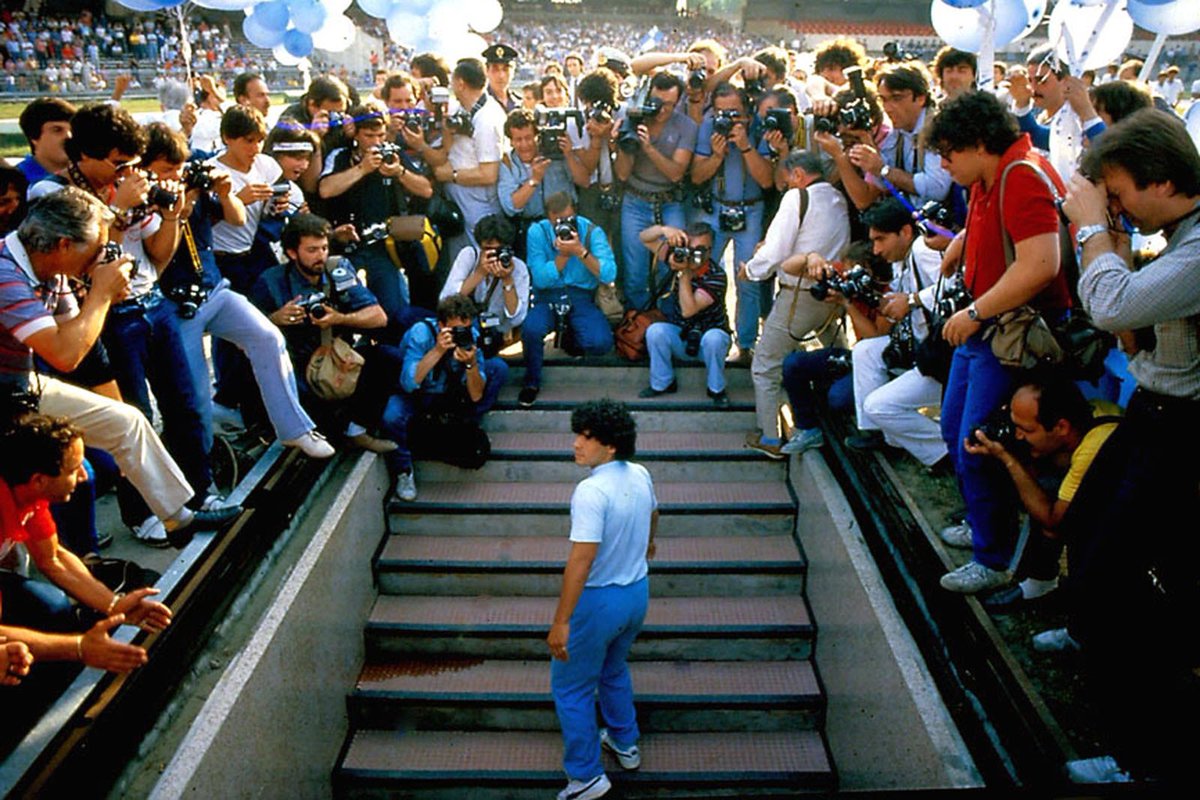 Si ce passage au FC Barcelone est sans doute l’un des plus mauvais dans la carrière du joueur, ce qui va suivre restera à jamais l’une des plus belles histoires du football..Le 5 juillet 1984, Maradona rejoint le Napoli pour un prix record, le San Paolo l’accueille en rockstar.