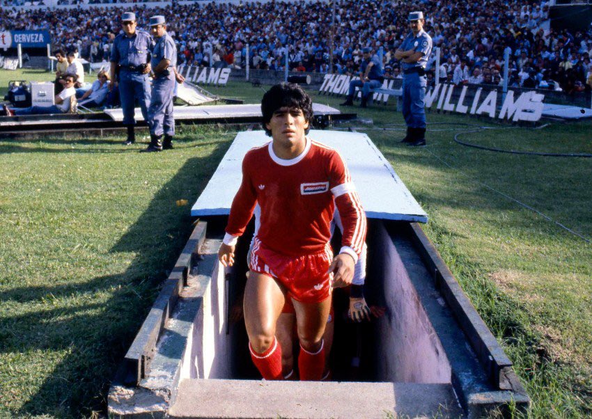 Maradona ou bien "Pelusa" comme on l’appelle au pays, a fait son temps dans le petit club des Argentinos Juniors, il est temps de voir plus haut, plus grand..Diego Maradona aux Argentinos Juniors, c’est 167 matchs pour 115 buts mais surtout à jamais le 1er club de son histoire.