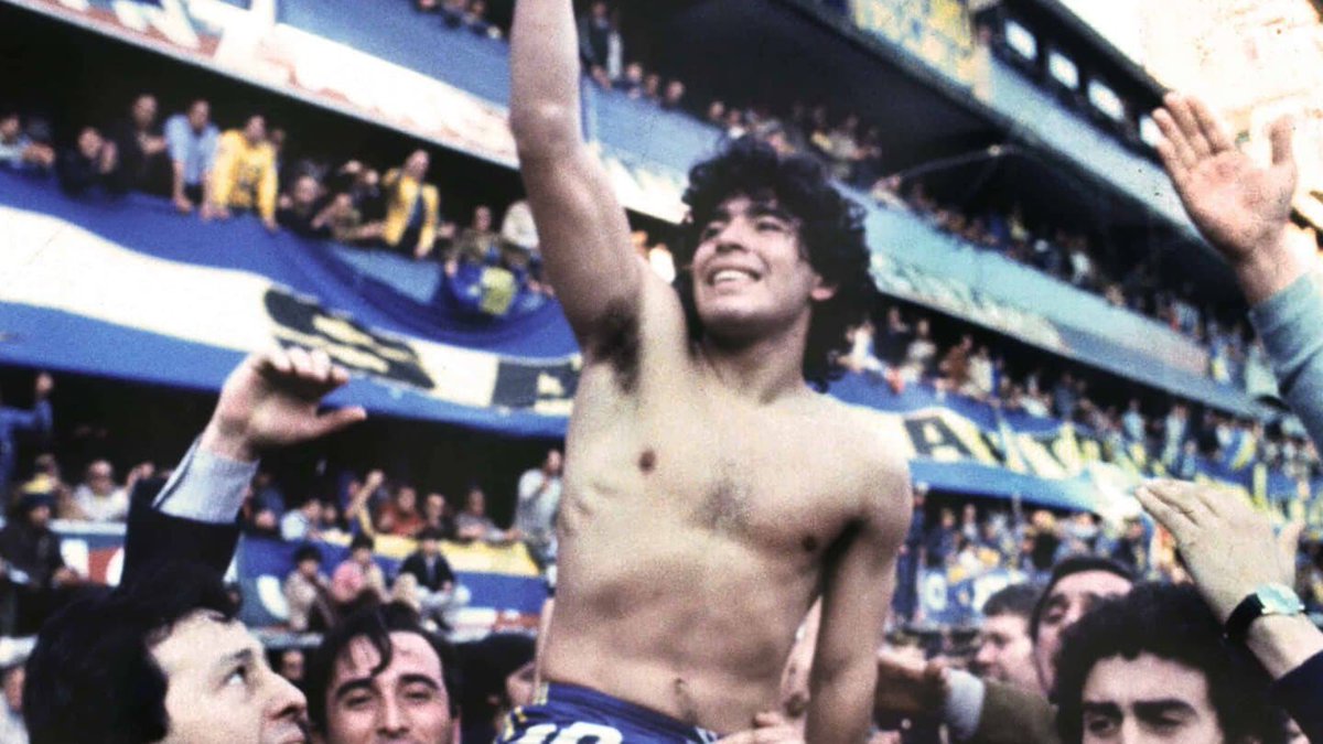 Grâce à un sublime Maradona, Boca Juniors parviendra à décrocher le titre national en 1981, un trophée ultra important dans la carrière d’El Pibe de Oro car ce sera l’unique sur sa terre natale..Porté en héros dans son stade qu’il a désormais acquis à sa cause.