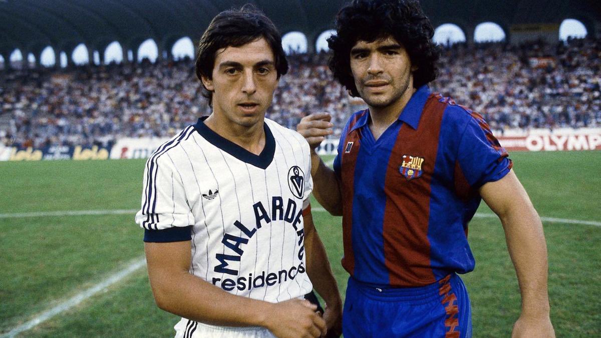 Mais quand on s’appelle Diego Maradona et qu’on a le malheur de nous mettre un ballon entre les pieds, un public est vite rassuré, le Camp Nou peut en témoigner..Toutefois, une hépatite viendra freiner les débuts de Diego en blaugrana, le destin a décidé de s’en mêler..