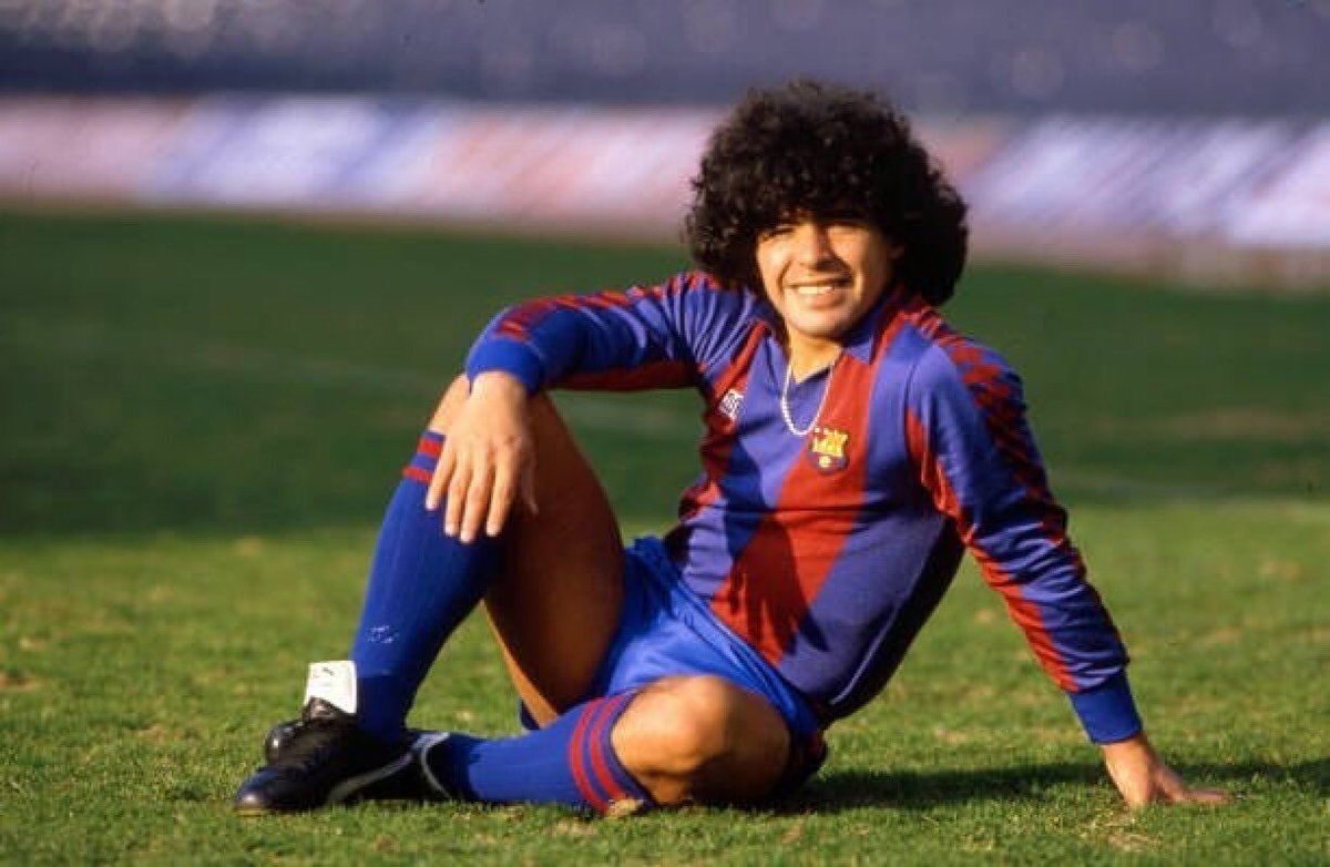 A l’été 1982, Diego Maradona est transféré au FC Barcelone contre 7,6 millions d’euros ce qui constitue un record mondial à cette époque..Son talent est incontestable mais sa personnalité interroge le public catalan, ce transfert fait déjà couler beaucoup d’encre.