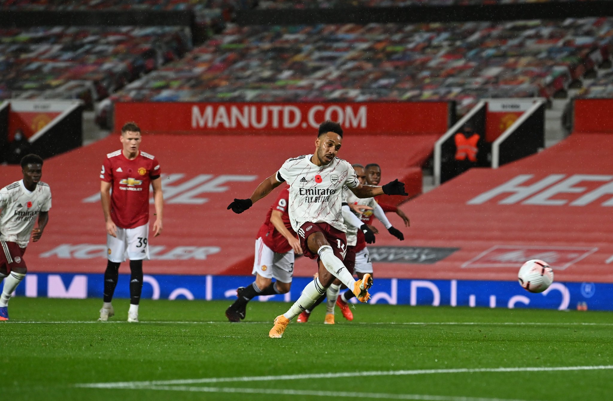 Pierre-Emerick Aubameyang scores from the spot and celebrates