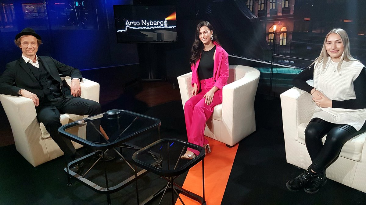 501. @artonyberg , suora lähetys <a href="/YleTV1/">Yle TV1</a> klo 1845: <a href="/IsmoAlanko/">Ismo Alanko</a> , Miss Suomi Viivi Altonen ja nyrkkeilijä Vilma Viitanen.