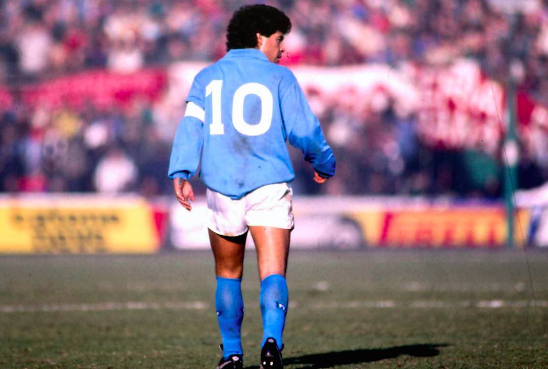 Revenu de son mondial triomphal à l’été 1986, Maradona a un nouveau statu à Naples, il n’est plus seulement une star mais un demi-dieu.Cette saison s’annonce grandiose, quelque chose se trame aux bords du Vésuve, une éruption footballistique approche..