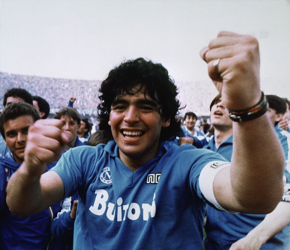 Pour Diego Maradona, c’est la consécration ultime, il est venu il y a 3 ans rejoindre une équipe dans les bas fonds du championnat et l’a emmené au sommet du foot italien, du jamais vu.Des fresques par dizaine tapissent les murs de Naples à l’effigie de Diego, idolo.