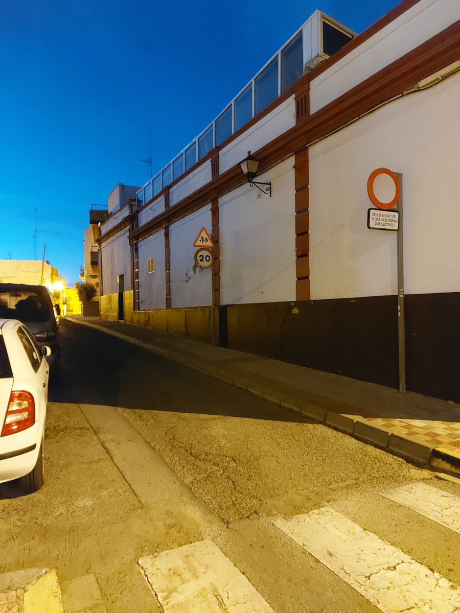 rociomr's tweet photo. @aytoguadaira @Alcaladguadaira la calle Blanca de los Ríos por lo noche no se ve nada, tiene esa farola fundida y vas a oscuras, al igual que en la calle Bailén en la parte de los cubos de basuras que une con calle Rosita. Saludos. ☺️ https://t.co/XPmJfr706A