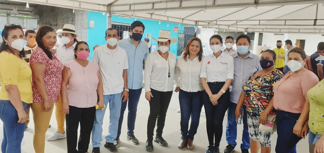 Lourdes052's tweet photo. Visitamos Aguas Frías del Cantón #Mocache fuimos testigos de la entrega de la vía asfaltada,obra que nuestro #GobieroDeLosRios  entrego para beneficio de toda nuestra ciudadanía #Riosense https://t.co/Qt3XBIVse3