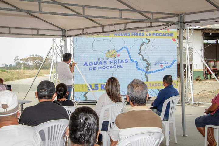 Lourdes052's tweet photo. Visitamos Aguas Frías del Cantón #Mocache fuimos testigos de la entrega de la vía asfaltada,obra que nuestro #GobieroDeLosRios  entrego para beneficio de toda nuestra ciudadanía #Riosense https://t.co/Qt3XBIVse3