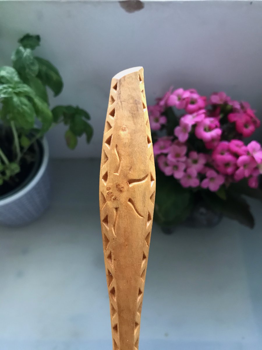carveryn_j's tweet image. A closer look at one of the cherry spoons finished this weekend. So many triangles tries my patience, but I do love the overall effect! This &amp;amp; other hand carved items are available here:
folksy.com/shops/Carveryn
#HandmadeHour #crafthour #madetobeused