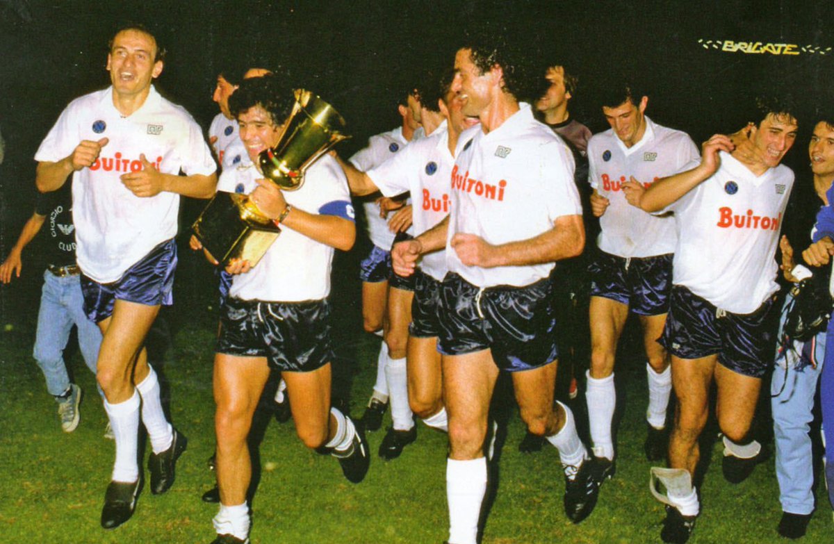 Et puis tant qu’à faire, un titre de champion n’avait pas l’air de suffire à l’appétit du Napoli, ils s’imposeront facilement en finale de la Coupe d’Italie face à l’Atalanta..Deux trophées en un an, Naples a changé de dimension, et Diego y est pour beaucoup.
