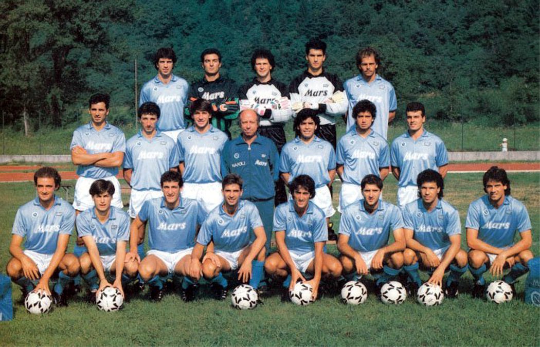 En championnat lors de la saison 1989-1989, le Napoli réalise encore une grande saison mais se heurte à l’Inter Milan qui arrivera à glaner le titre national, les napolitains finissent deuxième, encore..La campagne européenne de 89 qui arrive va faire chavirer toute une ville..