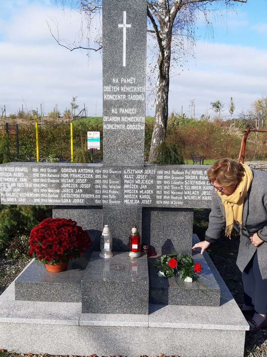 PLinOstrava's tweet photo. W Dzień #WszystkichŚwiętych oddajemy hołd Polakom, którzy zginęli poza granicami. Na #Zaolzie jest ok. 30 pomników lub mogił przypominających nam o Ich ofierze.
#Trzyniec #Jabłonków #Wędrynia #Olbrachcie #Ropica #Nawsiu
Na wszystkich zapłonęły biało-czerwono znicze https://t.co/PTw1prhwSE