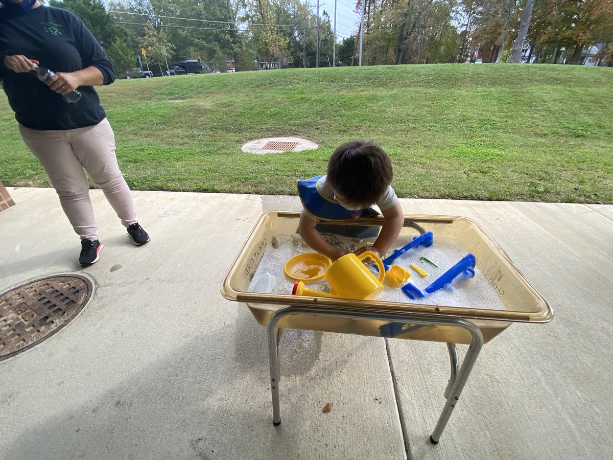 MrsBoyleKNews's tweet photo. Water table fun on a beautiful afternoon ❤️ https://t.co/e1l30Vq4O9