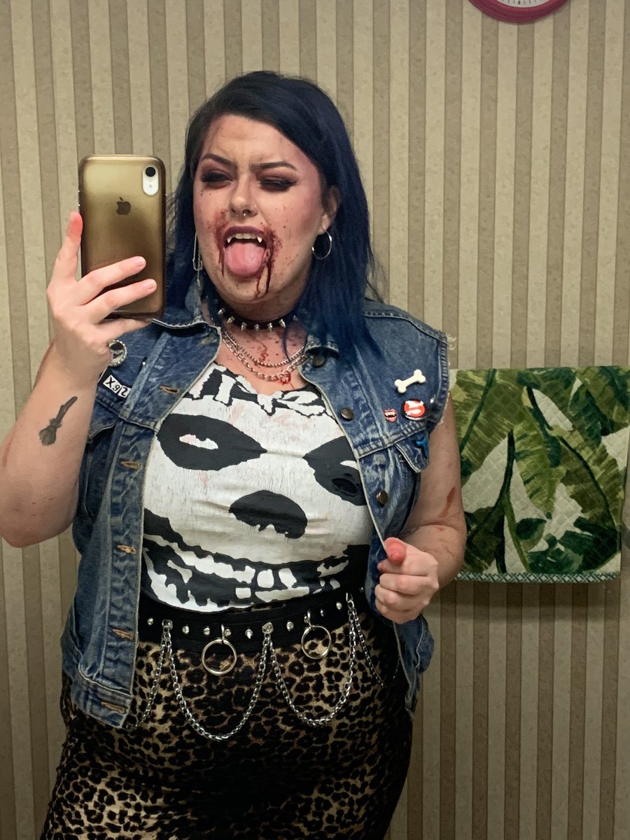 witchhplease's tweet photo. Pulled together this #vamp85 look from #hhn28 which is basically my normal clothes but with fangs and blood π
@HorrorNightsORL https://t.co/nllVxkW5ij