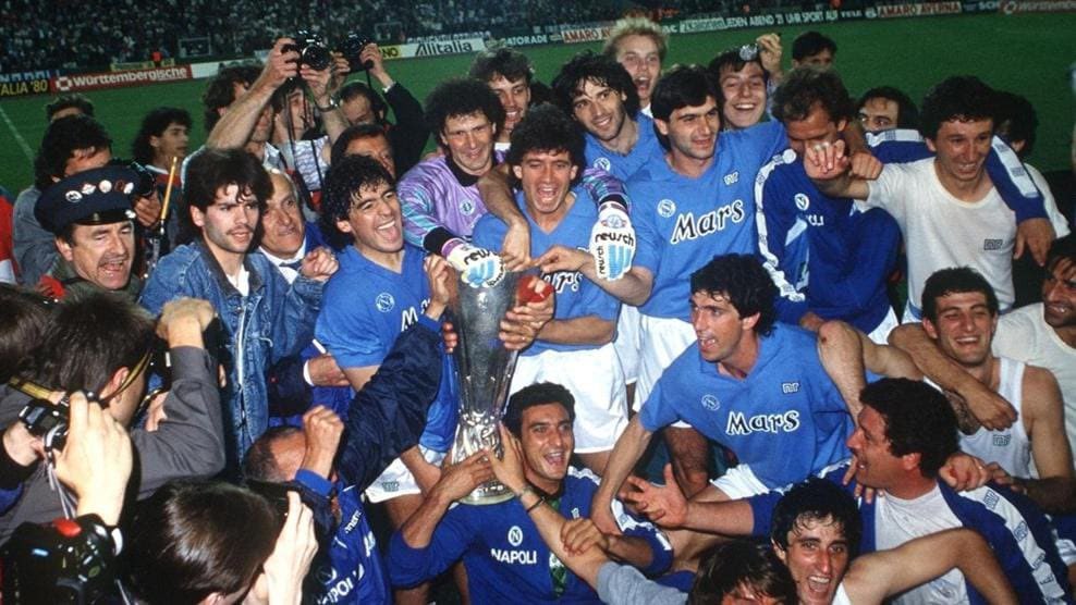 Après le doublé Coupe-Championnat historique en 1987, Maradona ramène une coupe d’Europe à la ville de Naples, les mots ne suffisent plus pour décrire ce qu’il a et ce qu’il est en train d’accomplir..Icône vivante, roi d’une ville à la ferveur débordante, more than football.